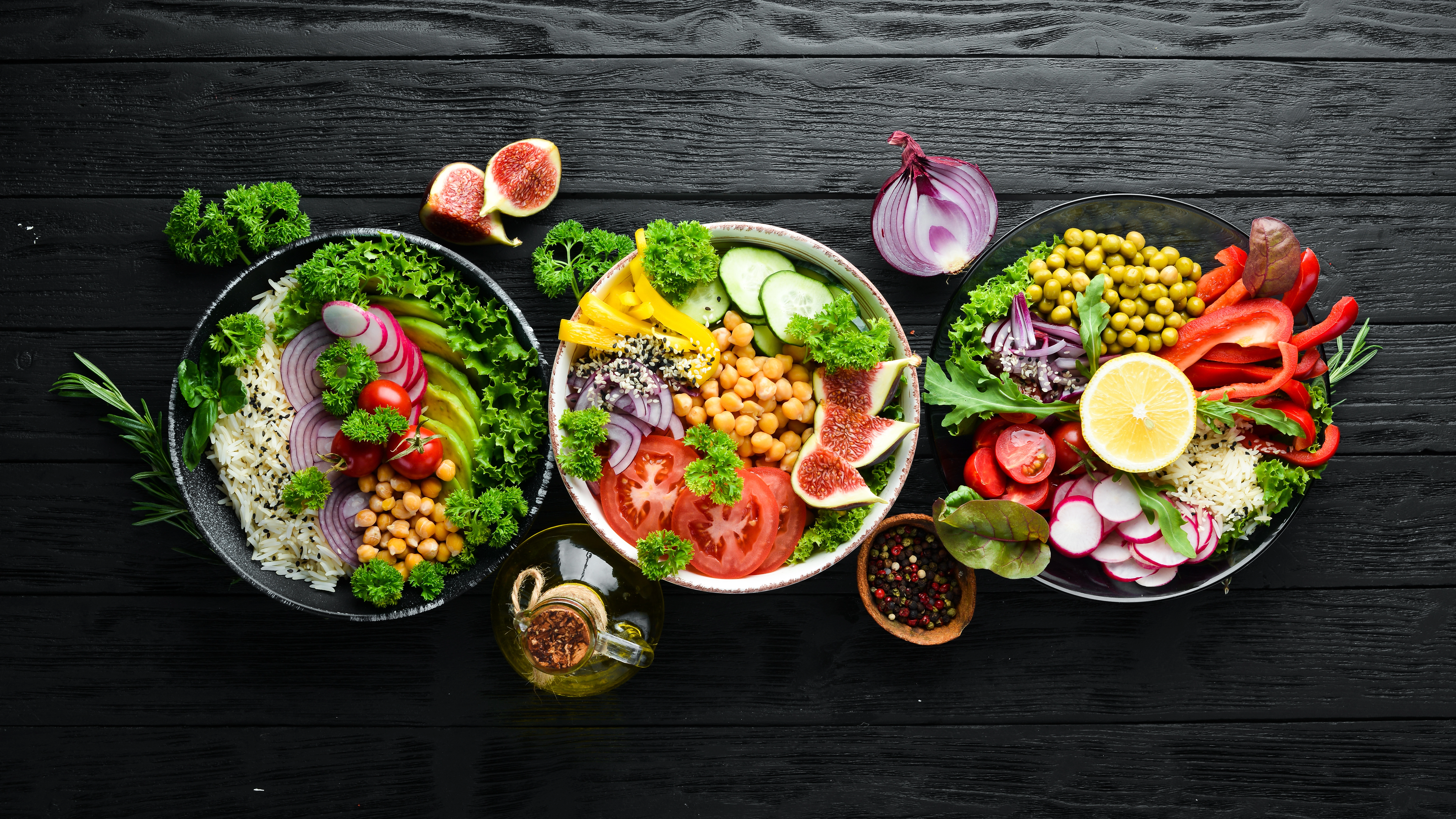 Bowl de saison aux légumes et herbes fraîches, plat végétal