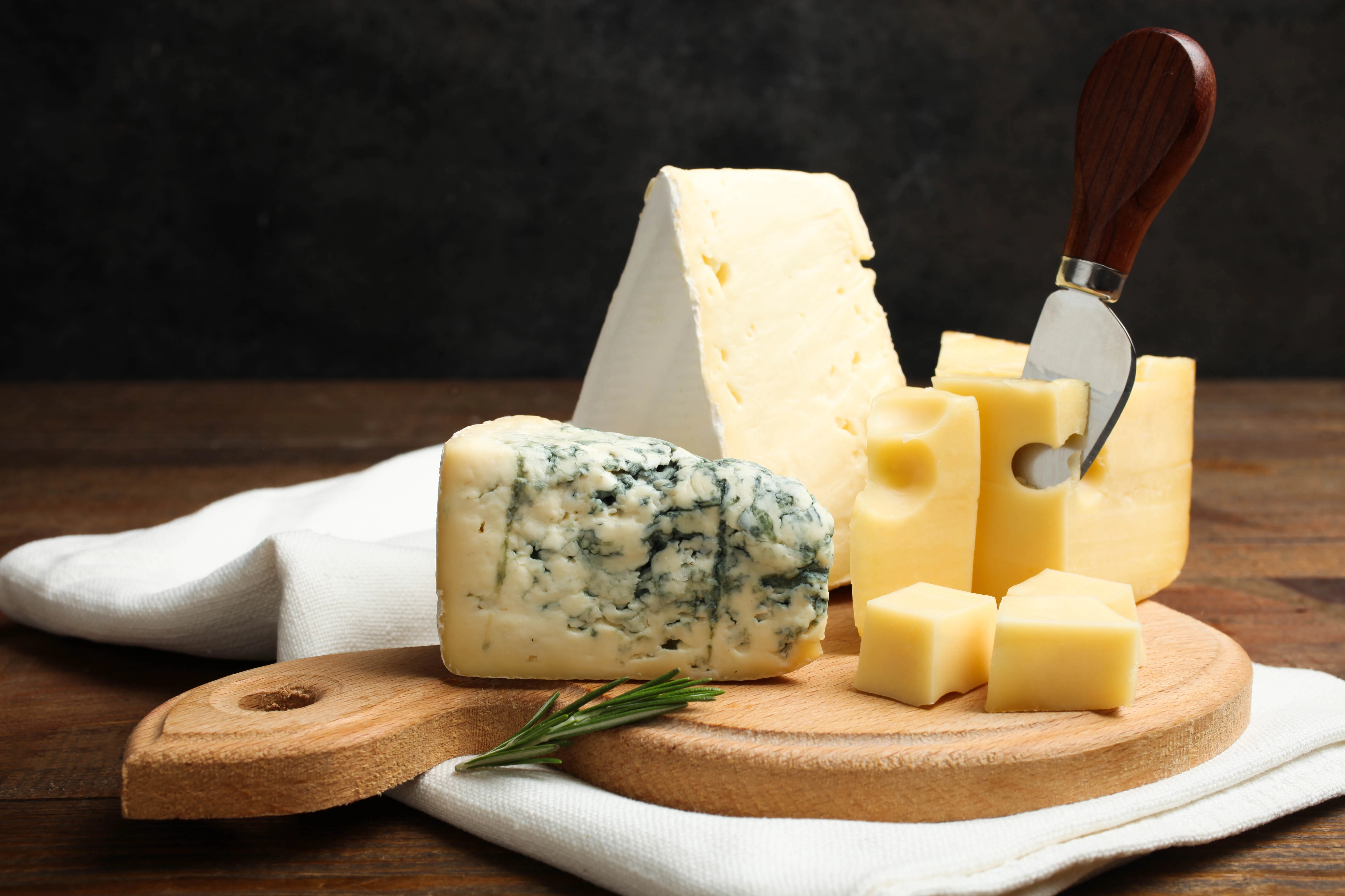 Plateau de fromages d'Auvergne, Saint-Nectaire, Bleu, Cantal et affinages locaux