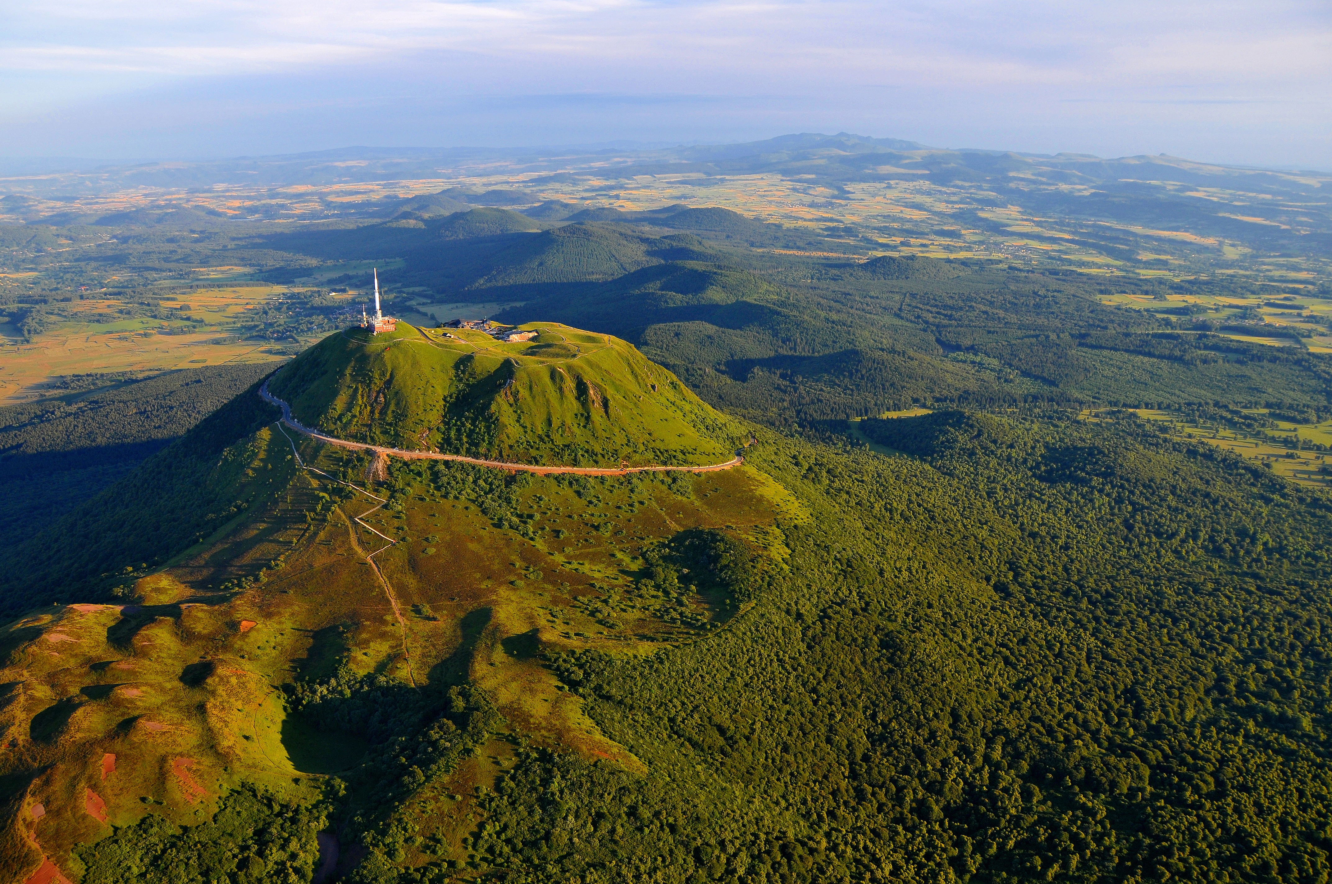 Vue sur le Puy de Dôme et les volcans d'Auvergne, terroir du Goût des Volcans