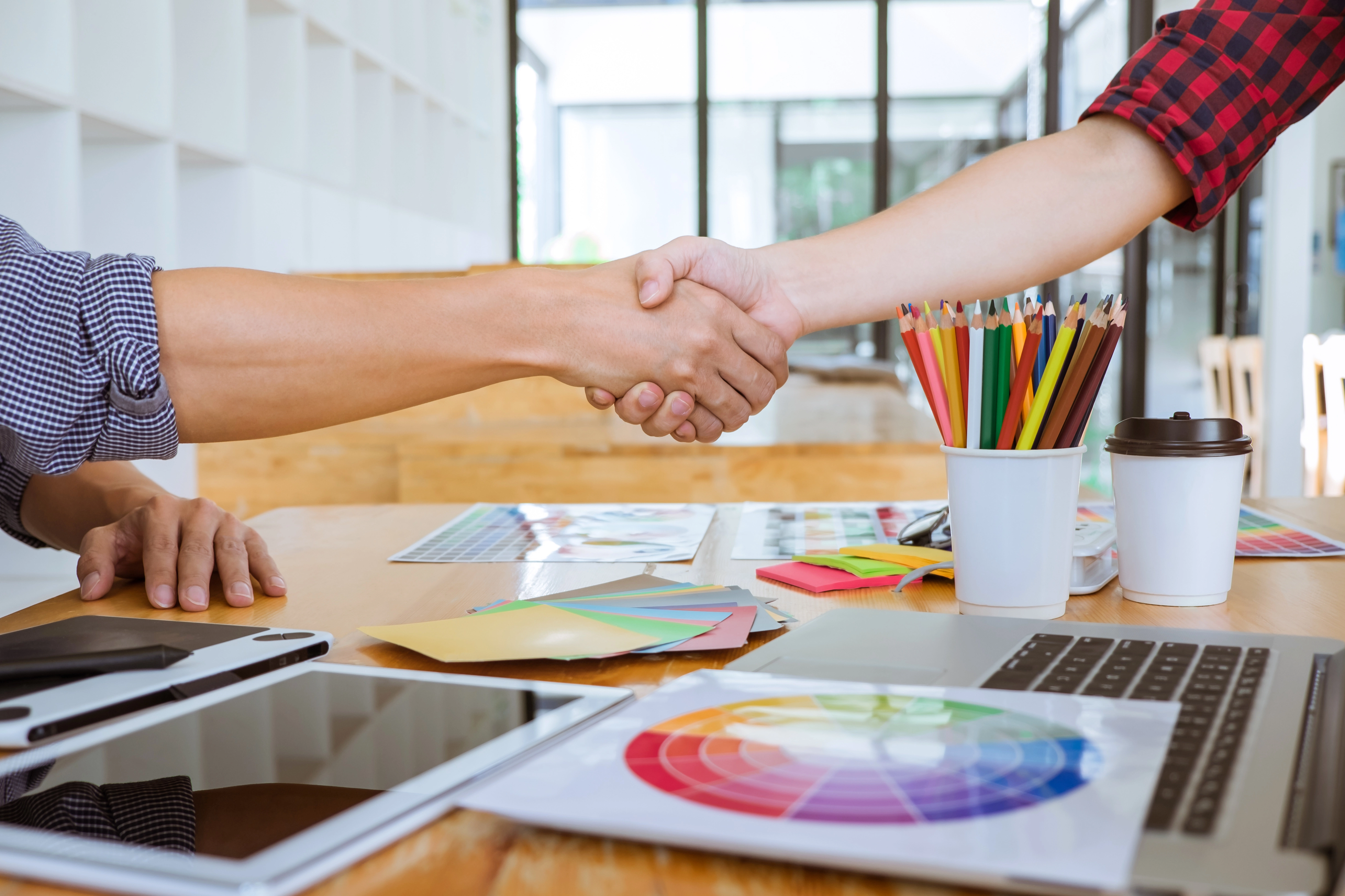 Échange et communication entre graphiste et client, projet professionnel